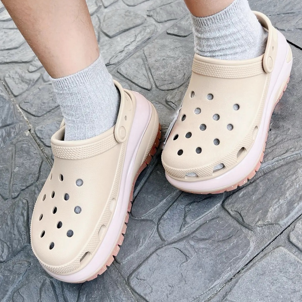 Crocs Unisex-Adult Mega Crush Clog Women Size 6